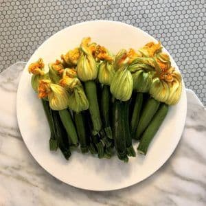 La búsqueda de la armonía con el mágico mundo del vino en cada plato, nuestro menú degustación acompañado de un vino armonizando cada plato. Incluye Snacks, 2 Aperitivos, 3 Entrantes, Pescado, Carne, 2 Postres, Petit Fours con el café. Vino por copas acompañando cada elaboración.