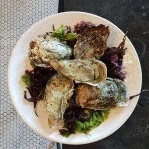 Nuestra cocina más personal donde la creatividad, el producto y la temporada son los absolutos protagonistas. Incluye Snacks, 2 Aperitivos, 3 Entrantes, Pescado, Carne, 2 Postres, Petit Fours con el café